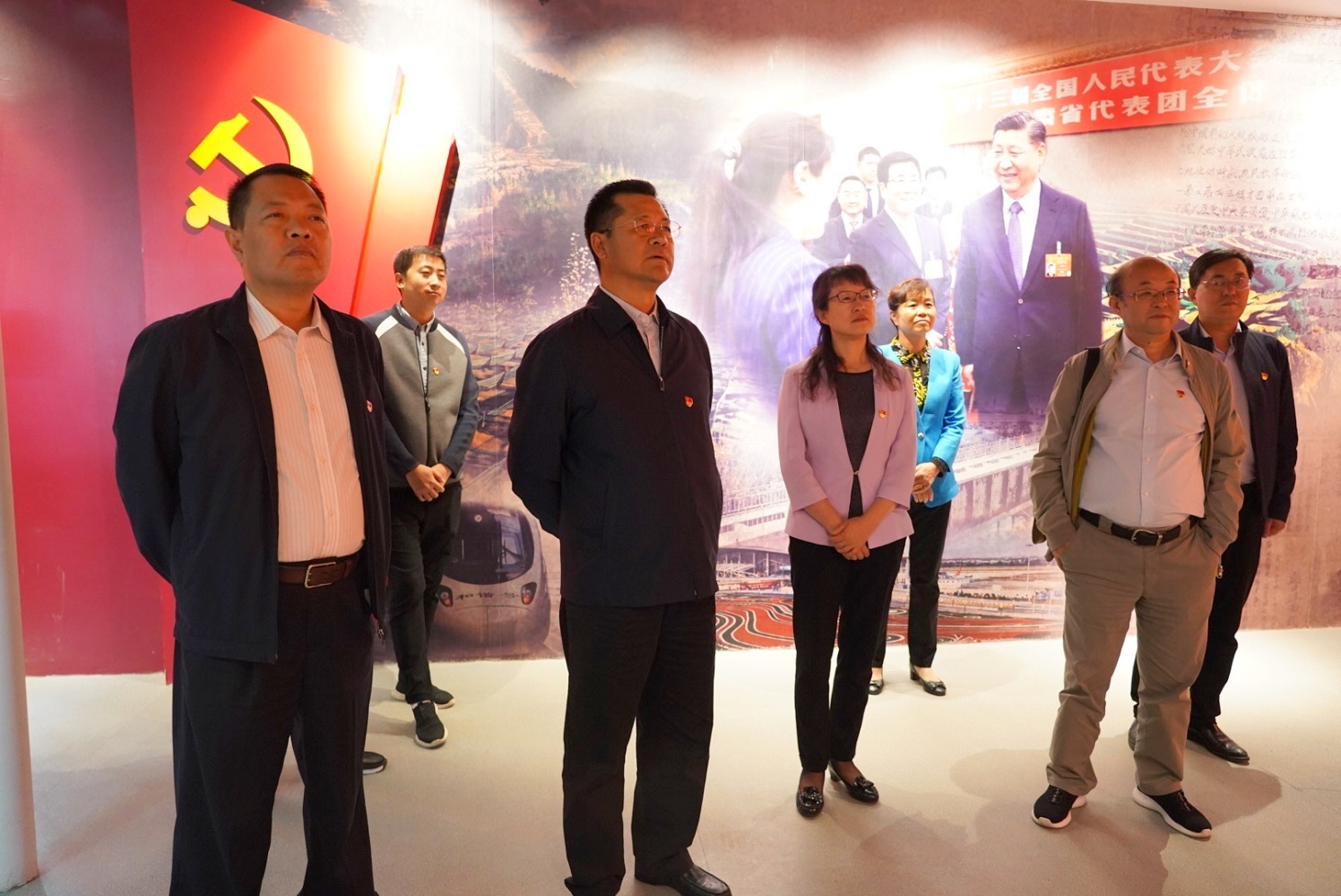 集團(tuán)公司開展“不忘初心、牢記使命”主題黨日活動 <br/> — 參觀主題教育檔案文獻(xiàn)展
